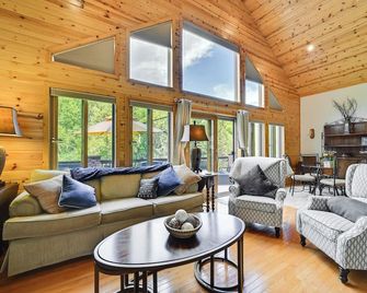 Log Cabin in Payson w/ Deck, Mtn & Creek Views - Payson - Living room