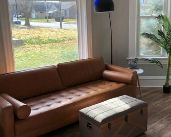 Walk to Marina, Beautiful 2BR/1Ba - Port Washington