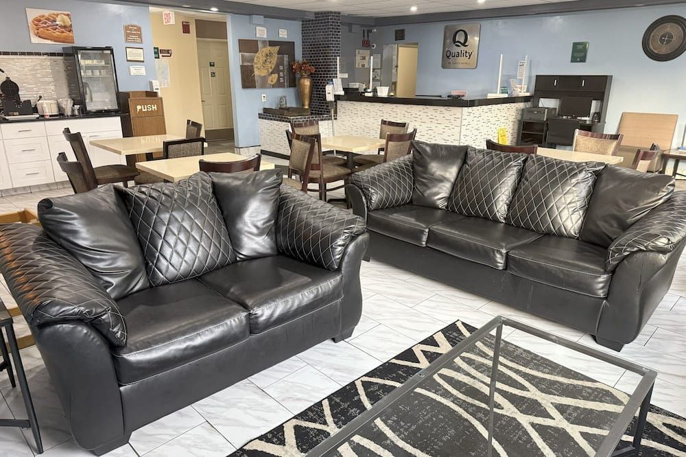 Quality Inn - Manitowoc - Area lounge