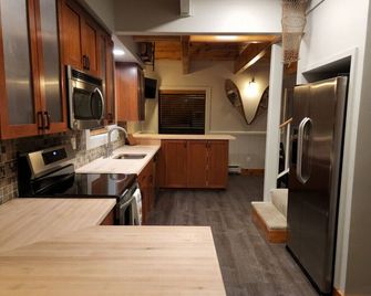 Tahoe River Cabin on Private Beach - Markleeville - Kitchen