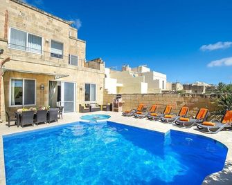 Kampnar Holiday Home - Kerċem - Piscina
