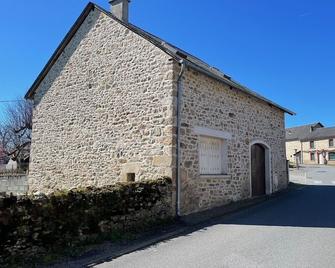 Country House In Corrèze 2 Bedrooms With Garden Furnished Vintage - Treignac - Building