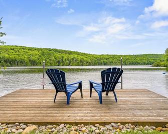 South Algonquin Lakefront 2 Bedroom Cottage On Walking/Atv/Snowmobile Trail - Highland Grove - Patio