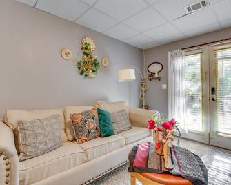 Cozy Georgia Apartment Near Theme Parks and Hiking! - Powder Springs - Living room