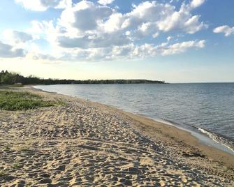 Breathtaking Lake Views! Updated Cottage With 215-Ft. Sandy Swimming Beach - Harbor Beach - Playa