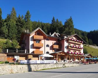 Hotel La Roccia - Passo del Tonale - Gebouw