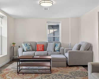 Newly Renovated Historic Middletown Home 15 min to Harris-Hershey! - Middletown - Living room