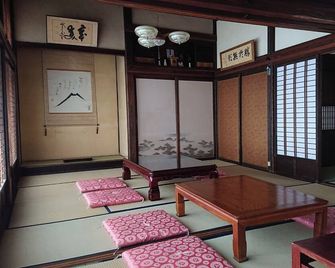 The host is a descendant of a samurai a husky dog will greet you and you can rent the entire 150y / Nanyo Yamagata - Nan'yo - Salon