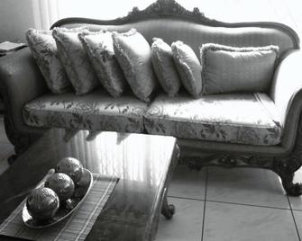 Newlands East Home With A Beautiful View - Durban - Living room