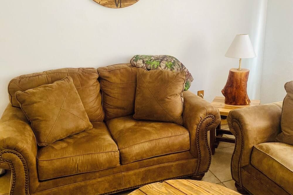 Rustic Retreat 2br Getaway: Modern Comfort, Wi-Fi & More - Carlsbad - Living room