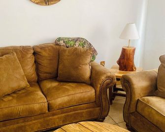 Rustic Retreat 2br Getaway: Modern Comfort, Wi-Fi & More - Carlsbad - Living room
