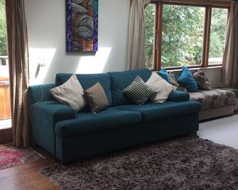 Artistic cottage and Garden sanctuary - Paraparaumu - Living room