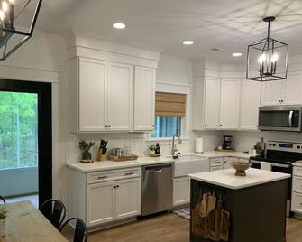 Beautiful new home at Kentucky Lake with fire pit/community pool! - Aurora - Cocina