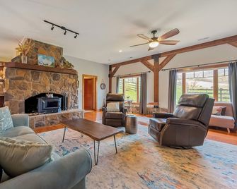 Riverside retreat with hot tub, scenic views, rustic charm & open-plan luxury – perfect escape! - Pearisburg - Living room