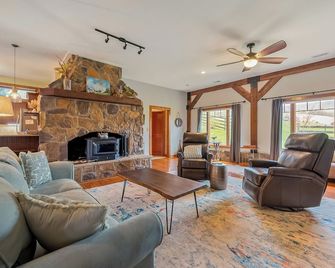 Riverside retreat with hot tub, scenic views, rustic charm & open-plan luxury – perfect escape! - Pearisburg - Living room
