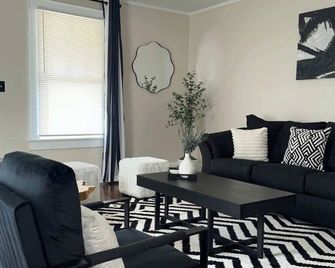 Black and white chic retreat - Charlotte - Wohnzimmer