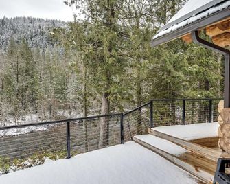 Custom Luxury River Front Log Home, River Access, Hot Tub - Sandy - Balcón