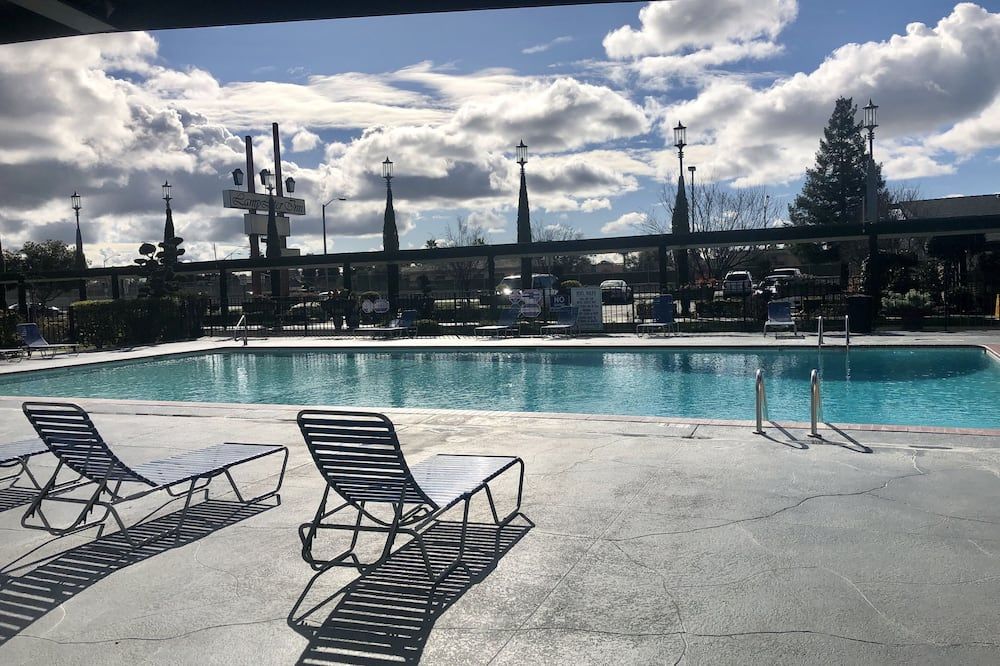 Lamp Liter Inn Visalia, an Ascend Collection Hotel - Visalia - Pool
