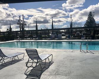 Lamp Liter Inn - Visalia - Piscine