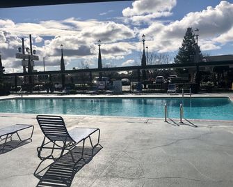 Lamp Liter Inn Visalia, an Ascend Collection Hotel - Visalia - Pool