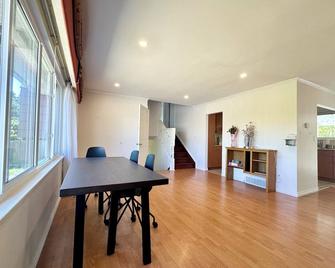 Spacious 4 Bedroom House Near Yvr Airport, Transit & Shopping - Richmond - Dining room