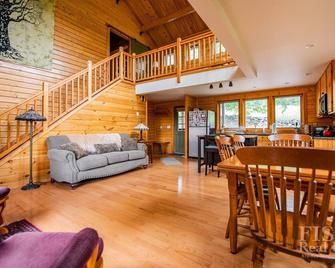 'Stonewall Cabin' is a secluded home with a private pond in Eagles Mere - Eagles Mere - Sala de estar