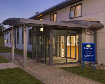 Days Inn by Wyndham Winchester M3 - Winchester - Building