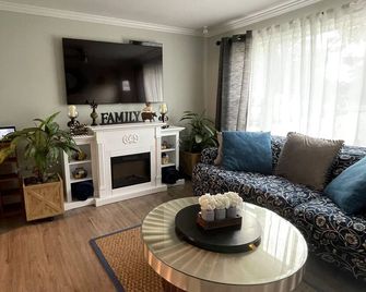 Quiet Country Home Near Mooresville, Pets Welcome - Mooresville - Stue