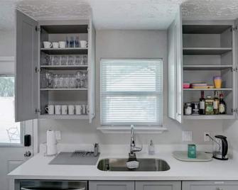 Space & Shore Retreat - Houston - Kitchen