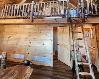 Group Friendly Cabin with Spa on the Deck near Tappan Lake in Ohio - Scio