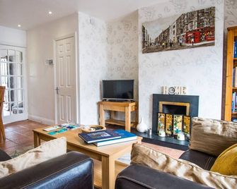 Quiet gated Family Townhouse within walking distance of all attractions - Dublín - Sala de estar
