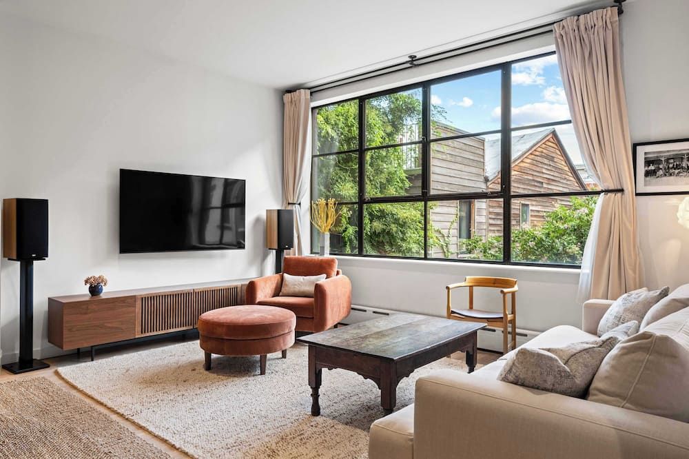 Dean House by Rove | 4BR Terrace, Garden & Skyline - ברוקלין - סלון