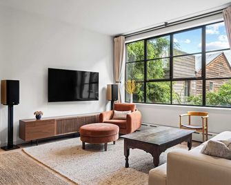 Dean House by RoveTravel | Home w/ Terrace & Garden - Brooklyn - Wohnzimmer