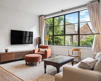 Dean House by Rove | 4BR Terrace, Garden & Skyline - ברוקלין - סלון