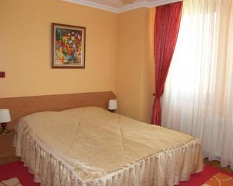 Family Hotel Silvestar - Veliko Tarnovo - Bedroom