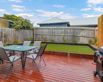 Retreat on Francis I Short and Long Stays - Geelong - Balcony