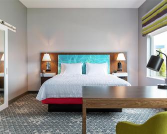 Hampton Inn & Suites Pittsburgh New Stanton - New Stanton - Bedroom