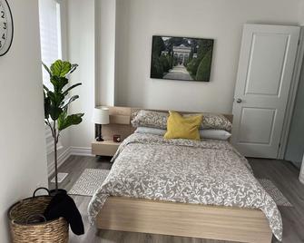Luxury NEW in-law Suite with separate entrance (Sleeps 3) - 米西索加 - 臥室