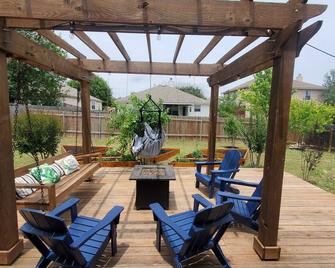 Right off I-35, quick commute to Austin and San Marcos-EV charger! - Kyle - Patio