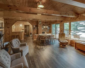 Updated cabin on Big Trout Lake Whitefish Chain MN Crosslake - Crosslake - Living room