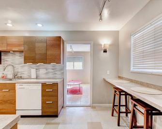 Cozy 2bd/1ba Nob Hill home w/Garage & AC - Alburquerque