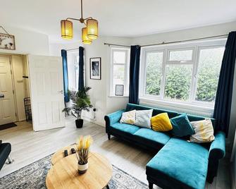 Pengam House Cardiff by Smart Corporate Stays - Cardiff - Living room