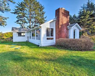 Cliffside Lighthouse Beach Home with Ocean View - Coos Bay - Building