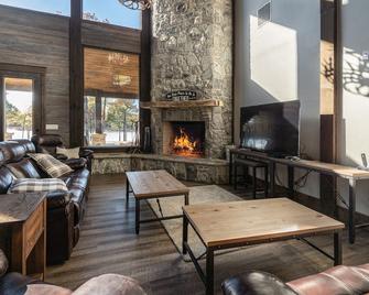 Gorgeous Mountain Lodge on Privately-Owned Lake - Sleeps 30! - Wilburton - Living room