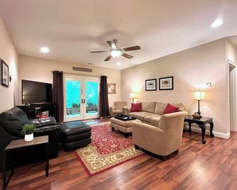 6br/4ba Home w/ Game Rm - weekly & monthly rates available - Arden - Wohnzimmer