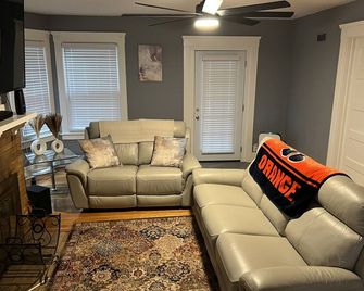 New 5 Bed 2 Bath near Syracuse University and Downtown with Plenty of Parking - Syracuse - Living room