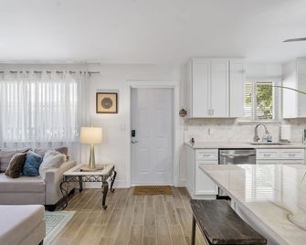 Gorgeous 2 Bed/2 Bath at Pompano Beach Pointe - Pompano Beach - Living room