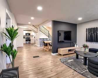 Dundee 3Br2Ba house sleeps 9 plus crib central Omaha - Omaha - Living room