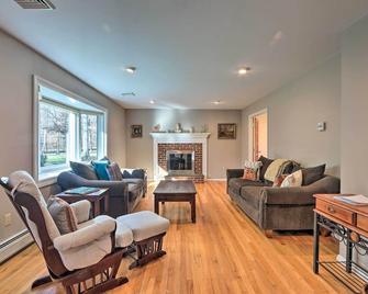 Family-Friendly Woodbury Home with Yard and Deck! - Woodbury - Living room