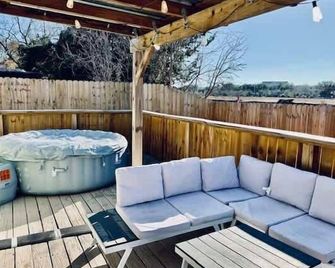 Boardwalk Bungalow Combo Stay for 9 - League City